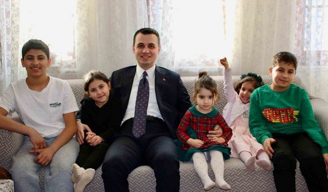 Kaymakam Alpay'dan depremzede aile ile bir araya geldi