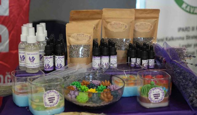 Lavanta kadınların elinde çeşitli ürünleri dönüşüyor: Yağ, mum, kolonya