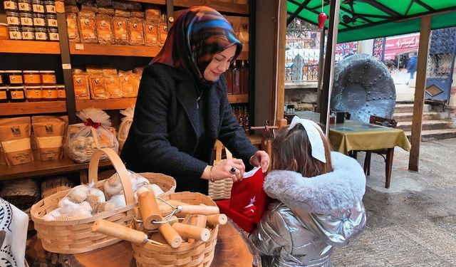 MİNİKLERDEN ESNAFA BAYRAK HEDİYESİ