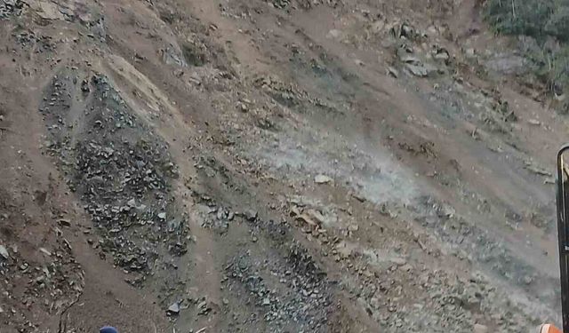 ÇAYELİ'NDE KORKUTAN MANZARA: DEV KAYALAR YOLU TAMAMEN KAPATTI!