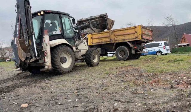 Samsun'da denize atılan çuvallar dolusu inşaat atığı temizlendi, inceleme başlatıldı