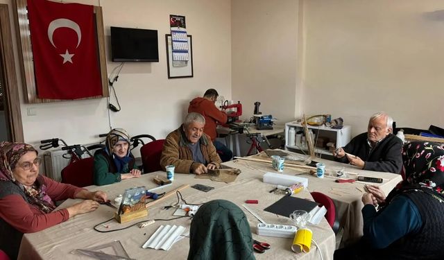 Sinop'ta huzurevi sakinleri, ceviz kabuğu ile minyatür eşyalar üretiyor