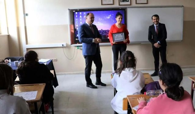 Sinop'ta öğrenciler için gönüllü çalışan öğretmen ödüllendirildi