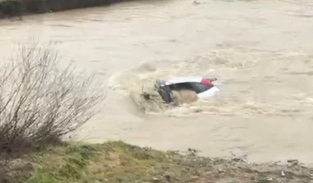 Sürücü kıyıya çıktı, otomobil suda kaldı: Vatandaşlar halatla müdahale etti
