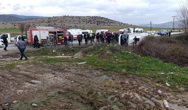 Tokat'ta öğrenci servisi otomobille çarpıştı: 6 öğrenci yaralandı
