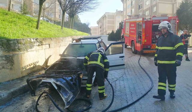 Tokat'ta park halindeki otomobil alev alev yandı