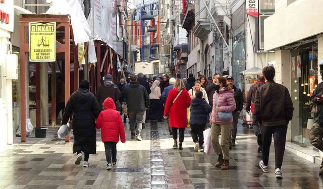 DİKKAT! SALGIN RİSK GRUPLARINI VURUYOR!