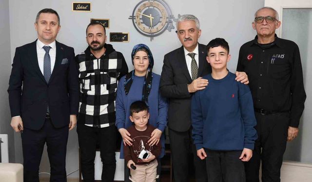 Vali Makas depremzede aile ile buluştu