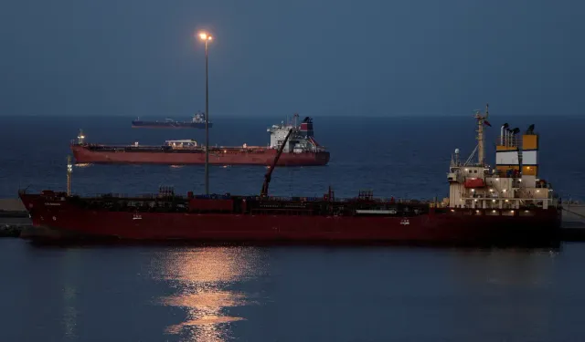 İRAN HÜRMÜZ BOĞAZI'NI KAPATTI: GEMİLER GERİ ÇEVRİLİYOR