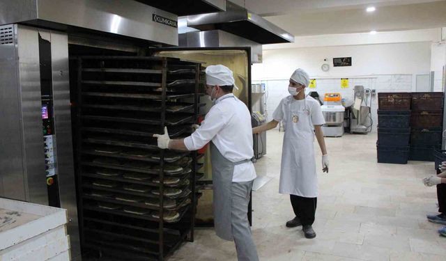 Amasya'da Ramazan pideleri meslek liselilerden