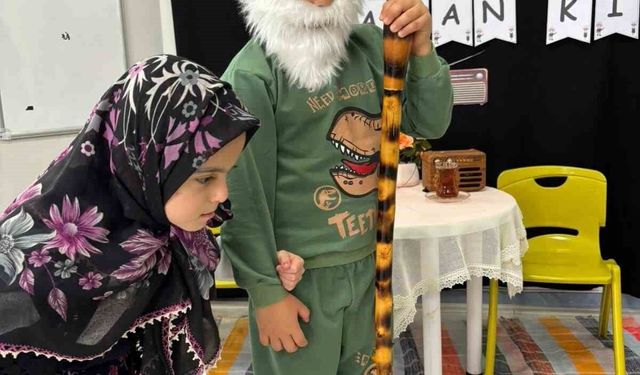 Aydıntepe'de minik öğrenciler Yaşlılar Haftası'nda büyüklerini canlandırdı