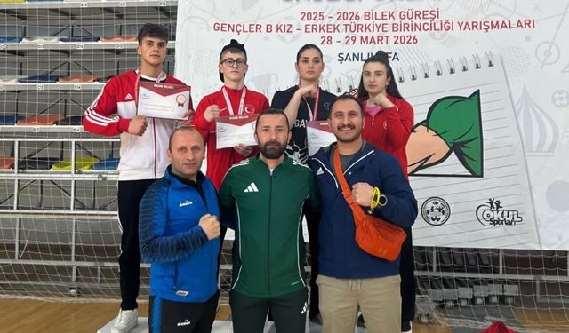 Bayburtlu öğrenciler bilek güreşinde Türkiye dereceleri elde etti