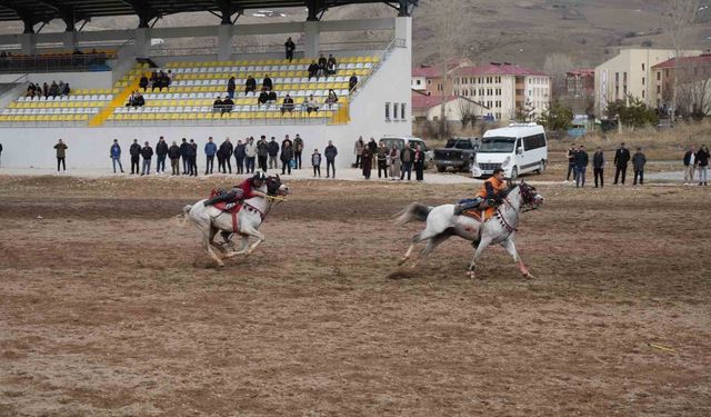 Bayburt'ta gelenek bozulmadı: Ramazan Bayramı ata sporu ciritle uğurlandı