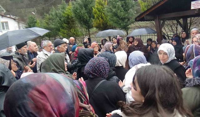 Bolu'da 37 kişilik umre kafilesi dualarla uğurlandı