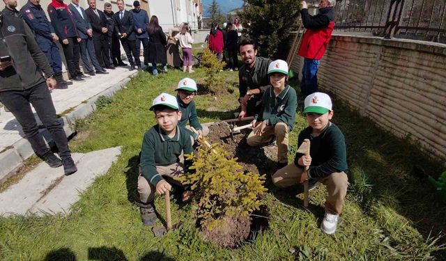 Bolu'da ilkokul öğrencileri fidan dikti