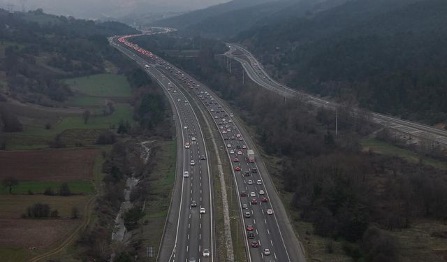 Bolu'da tatilcilerin dönüş yoğunluğu: Kilometrelerce araç kuyruğu oluştu