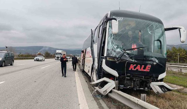 Bolu'da yolcu otobüsü ile çarpışan tır refüje savruldu