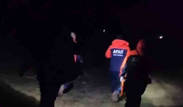 Çorum'da araçlarıyla çamura saplanan aile 8 saatlik çalışmayla kurtarıldı