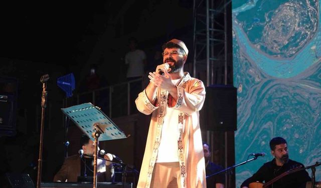 Çorum'da binlerce kişi ilahi ve ezgilerle golu gecede bir araya geldi