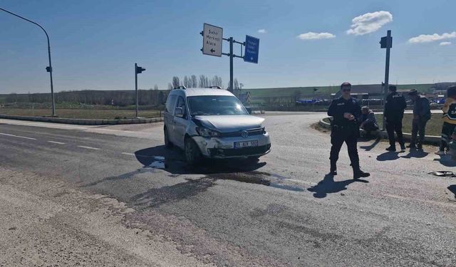 Çorum'da hafif ticari araç ile otomobil çarpıştı: 1 yaralı