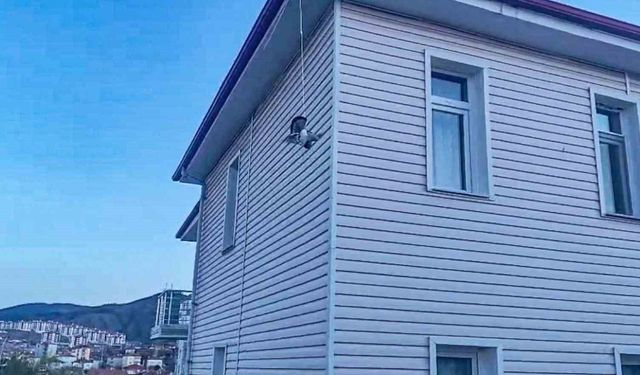 Çorum'da ipe takılan güvercini itfaiye kurtardı