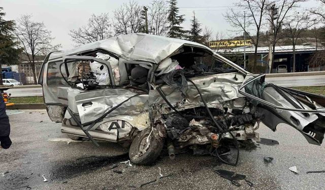 Çorum'da otobüs ile minibüs çarpıştı: 1'i ağır 2 yaralı