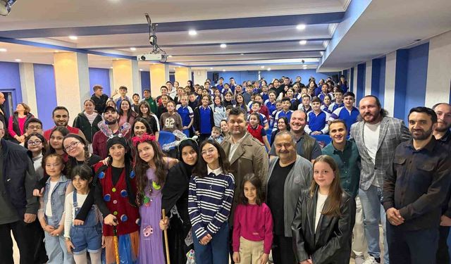 Dünya Tiyatrolar Günü'nde 'Plastik Rüyalar' sahnelendi