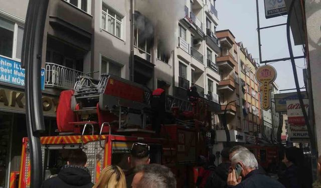 Giresun'da 4 katlı apartmanın ikinci katında çıkan yangın paniğe neden oldu