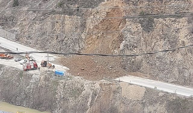 ÇİFTE HEYELAN: ULAŞIM DURDU