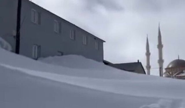 Kar kalınlığı evlerin boyuna ulaştı