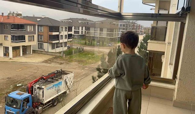 Her gün çöp kamyonunu bekleyen minik Arda'ya sürpriz