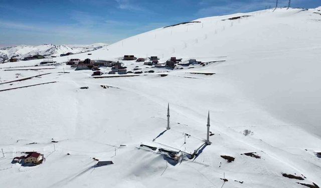 FATİH’İN CAMİSİ KAR ALTINDA BÜYÜLEDİ!