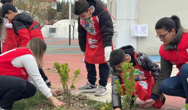 Karabük'te öğrenciler hatıra fidanlarını toprakla buluşturdu