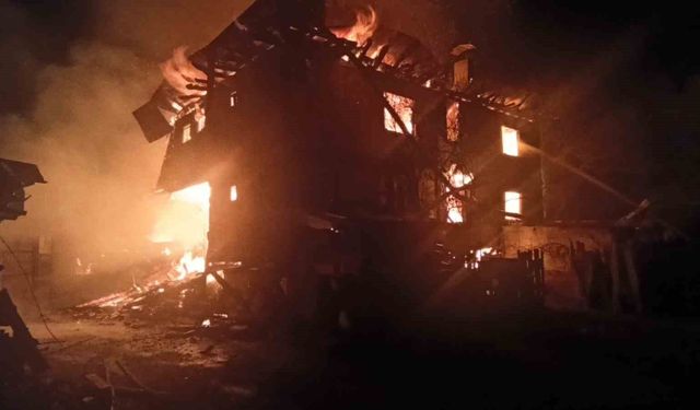 Kastamonu'da 2 evde yangın çıktı: Ahır, odunluk ve samanlık da yandı