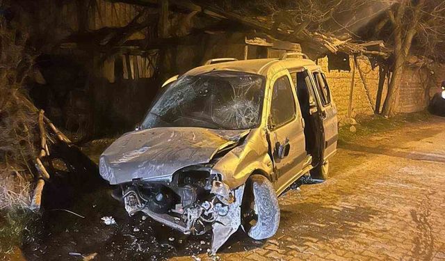 Kastamonu'da hafif ticari araç taşa çarptı: 1 yaralı