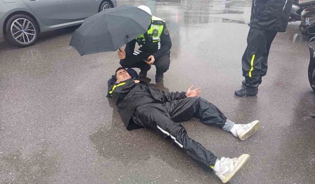 Komiserden örnek davranış, yaralı kuryenin başından ayrılmadı