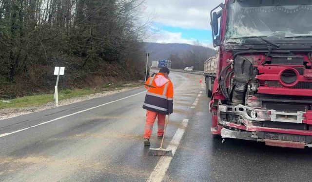 Makaslayan tır kara yolunu kapattı