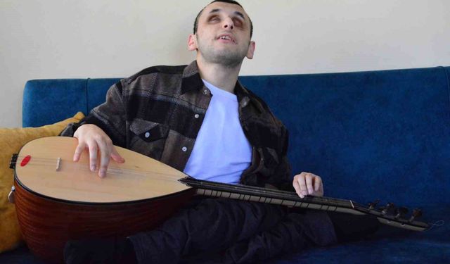 Müzik aşkı engellerini aştı: Çaldığı enstrümanlarla hayata tutunuyor