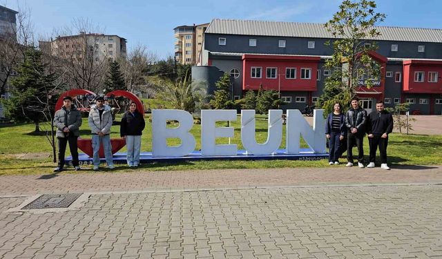 'Savaşta hiç kimse kazanmayacak' diyen uluslararası öğrenciler barış istiyor