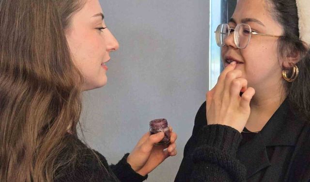 Soğan kabuğu ruj oldu: Çöpe gidecekken dudaklara sürüldü