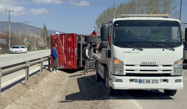 Tokat'ta gübre yüklü traktör devrildi