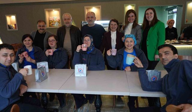 Ünlü oyuncu Çelebi down sedromlu bireylerin çalıştığı kafede