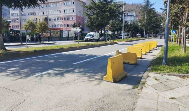 ARAKLI’NIN MERKEZİNDE TRAFİK DÜĞÜMÜ: BETON BLOKLAR ULAŞIMA ENGEL!