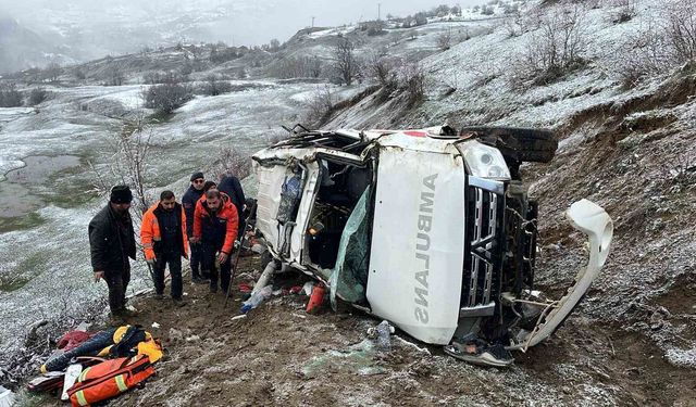 Ambulans uçuruma yuvarlandı: 1 ölü, 4 yaralı