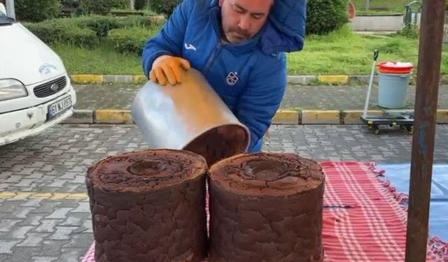 Bu mısır ekmeği teneke kovada pişiyor