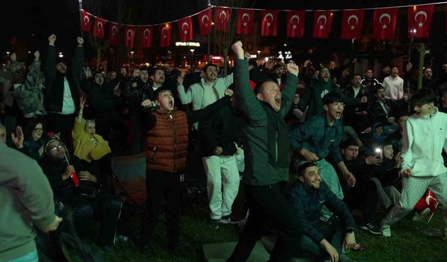 Düzceliler mili maç heyecanını Millet Bahçesi'nde yaşadı