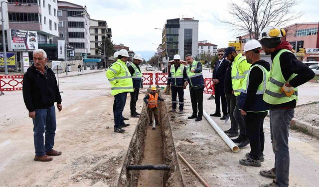 Merzifon'un içme suyu projesinde boru döşeme çalışması sürüyor
