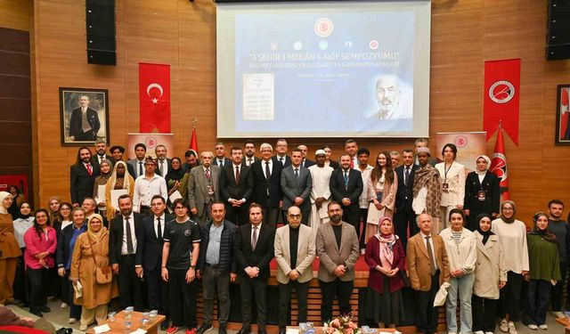 Prof. Dr. Ahmet Hamdi Topal: 'Akif toplumu etkileyen büyük krizler karşısında cesareti öne çıkarmıştır'