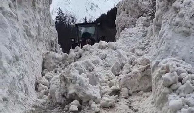 Yayla yollarında 5 metrelik kar temizliği