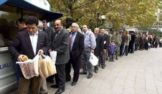 YAŞLILAR EKMEK KUYRUĞUNDA